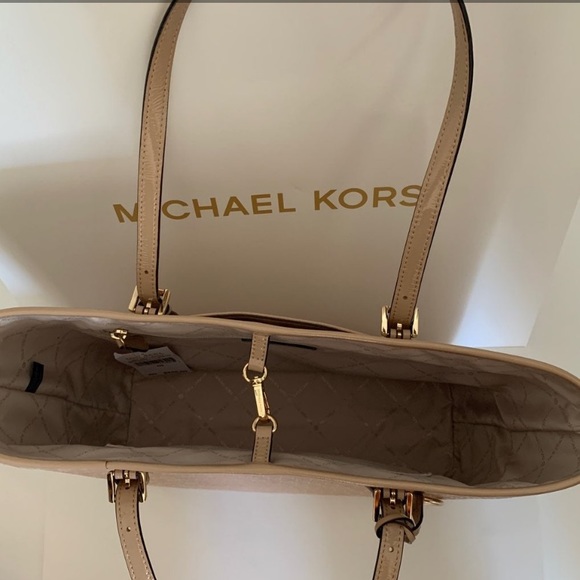 Michael Kors Purse💜 - Picture 4 of 8